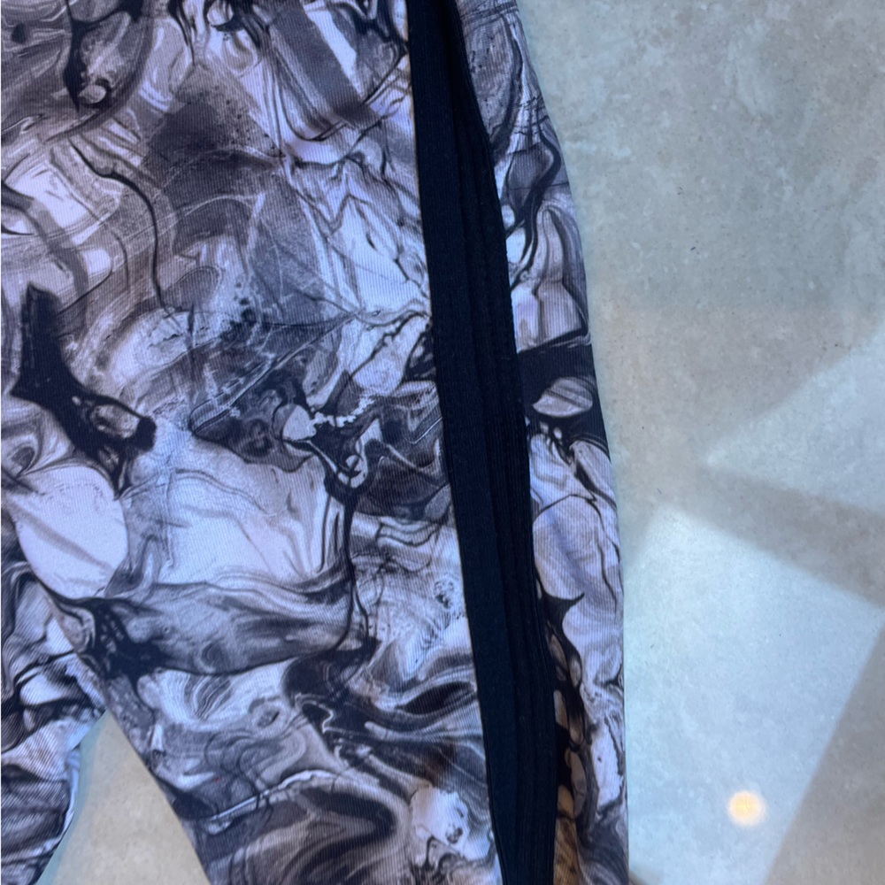 Black and white patterned leggings